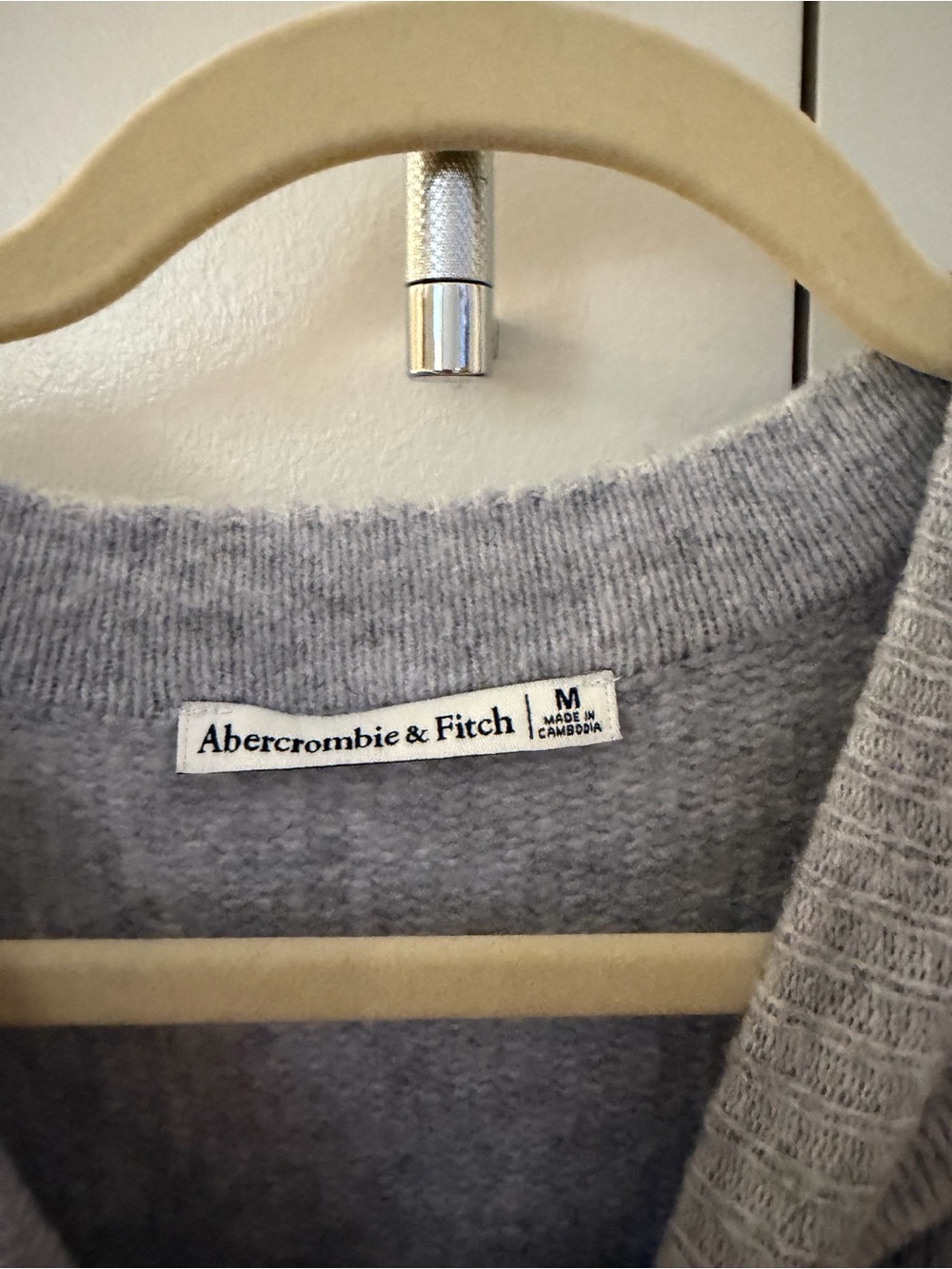 Abercrombie & Fitch Light Gray Button-Back Knit Cardigan - Picture 3 of 3